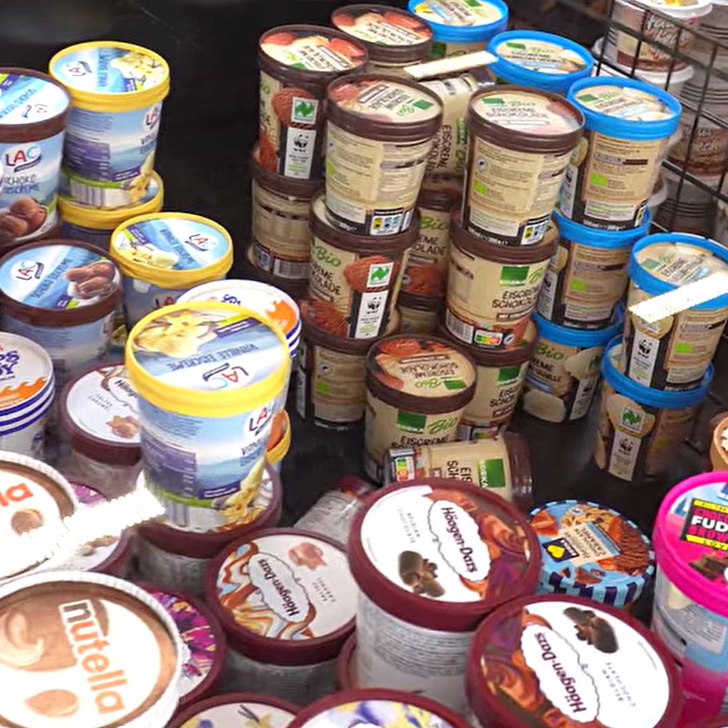 Congelador horizontal con botes de helado enterrados y fuera de alcance — desorganizado, sin sistema de elevación