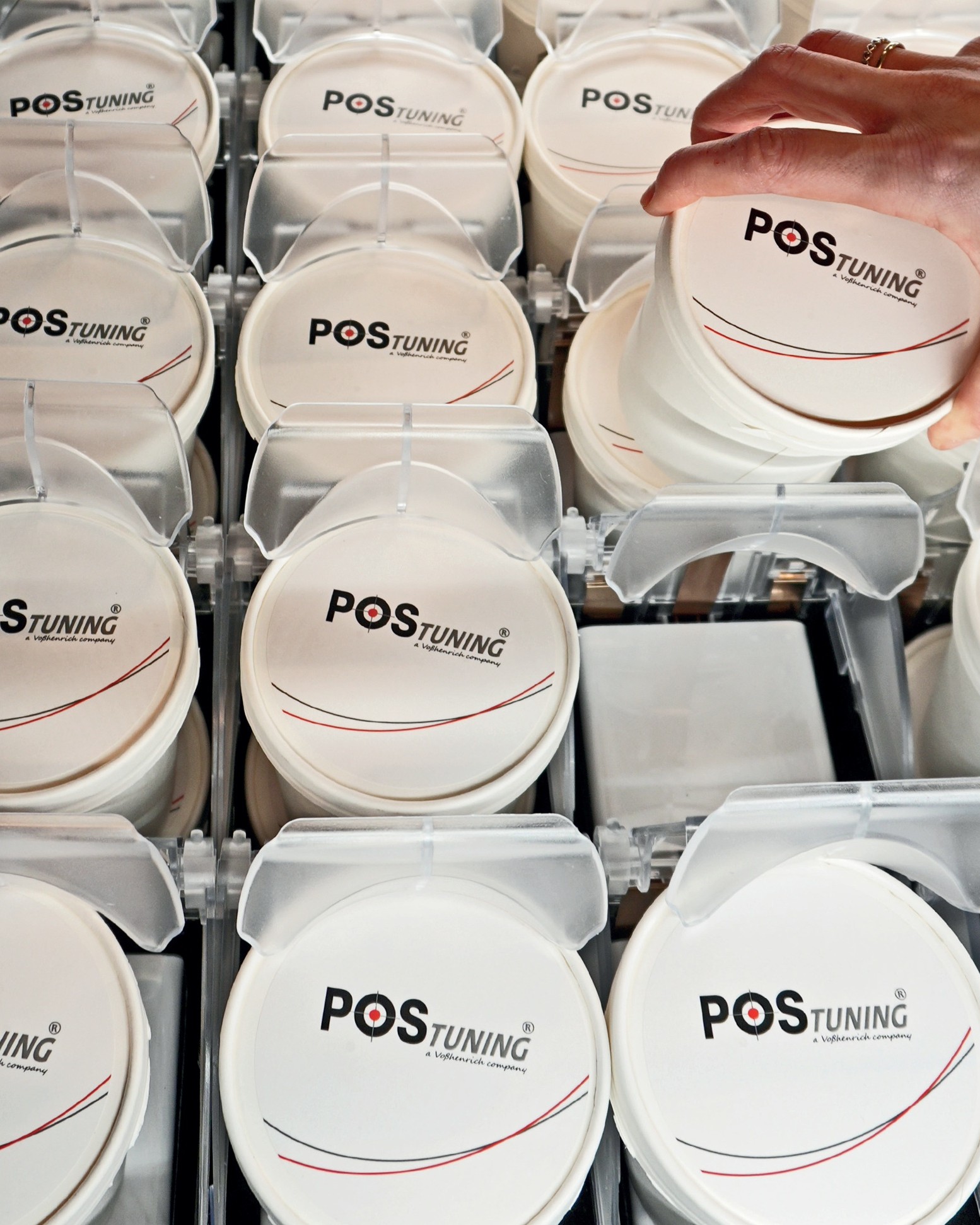 POS-T Skadi Lift instalado en un congelador de abarrotes — botes de helado elevados a la altura de agarre, totalmente visibles